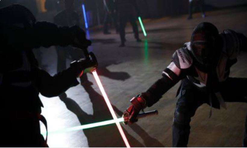 Clubes de esgrima da Frana vo receber as icnicas armas de Star Wars para incentivar jovens a praticar o esporte. Foto: Reproduo/Twitter