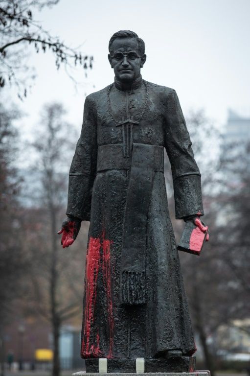 Esttua do padre Henryk Jankowski coberta de tinta vermelha em 6 de dezembro de 2018. Foto: AFP