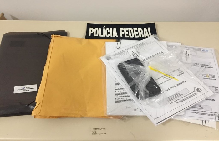 Documentos foram apreendidos por agentes da PF durante a realizao da Operao (Foto: Divulgao / Assessoria Polcia Federal)