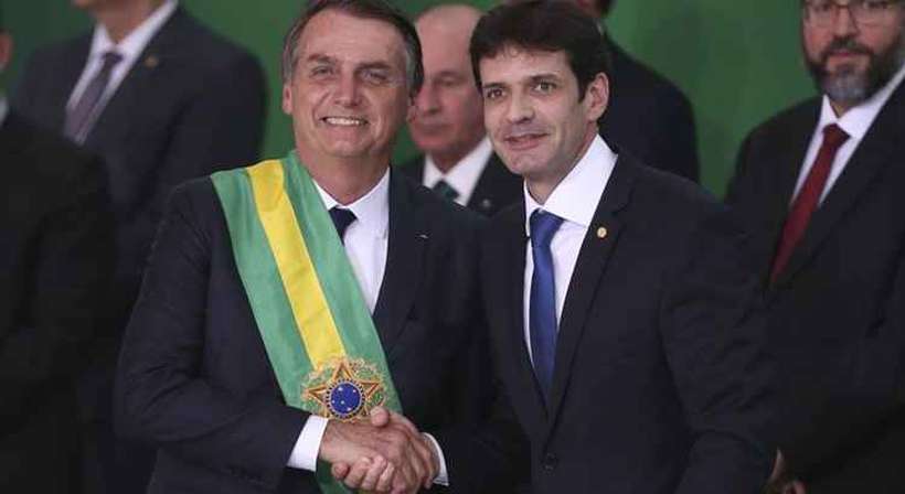 O presidente Jair Bolsonaro empossa o ministro do Turismo, Marcelo lvaro Antnio, durante cerimnia de nomeao dos ministros de Estado, no Palcio do Planalto. Foto: Valter Campanato/Agncia Brasil