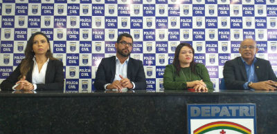 Delegado Edmilson Batista, no meio, deu detalhes da operação. Foto: divulgação/Polícia Civil Delegado Edmilson Batista, no meio, deu detalhes da operação. Foto: divulgação/Polícia Civil