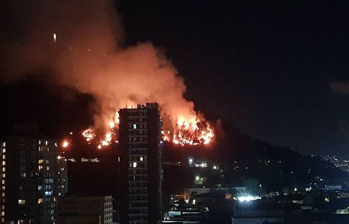 Incndio no Cerro San Cristbal. Foto: Reproduo/Twitter