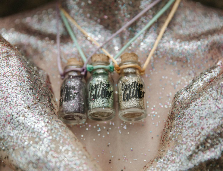 O glitter vem dominando os carnavais e ganhou versões biodegradáveis. Foto: Contém Glitter/Divulgação O glitter vem dominando os carnavais e ganhou versões biodegradáveis. Foto: Contém Glitter/Divulgação