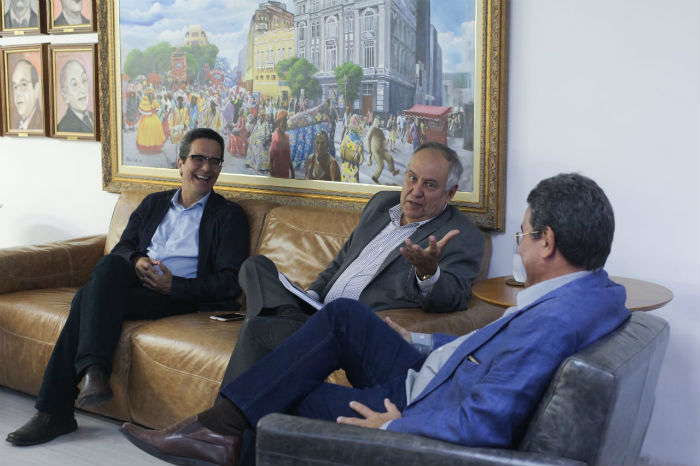 Humberto Cavalcanti (centro) foi recebido pela presidncia do Diario. Foto: Mandy Oliver