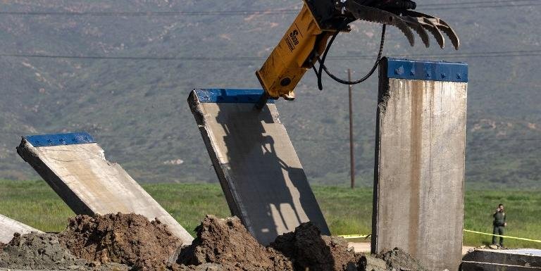 Sete blocos foram derrubados por mquinas deixando apenas muro de metal erguido. Foto: Guilhermo Arias / AFP