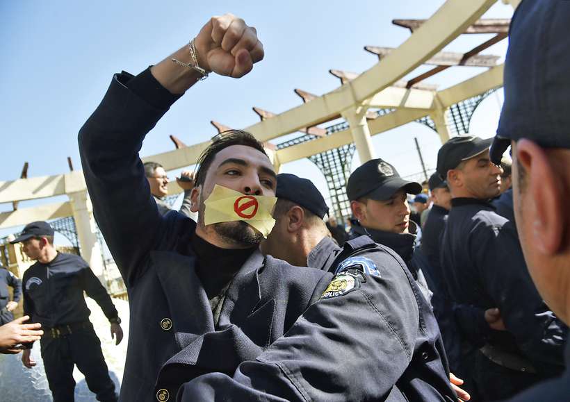 A Arglia vive h quase uma semana um grande movimento de protestos contra a perspectiva de um quinto mandato do presidente Abdelaziz Bouteflika, no poder desde 1999. Foto: Ryad Kramdi / AFP