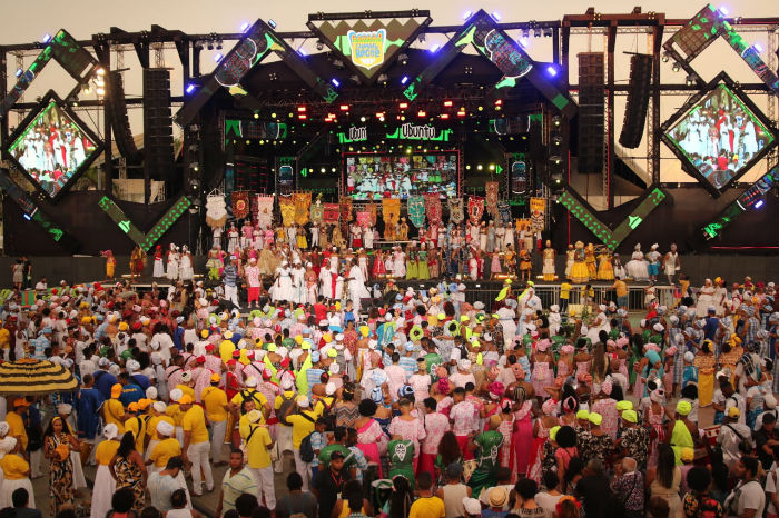 No palco do Marco Zero, afoxs pediram proteo para o carnaval. Foto: Tarciso Augusto/Esp.DP.
