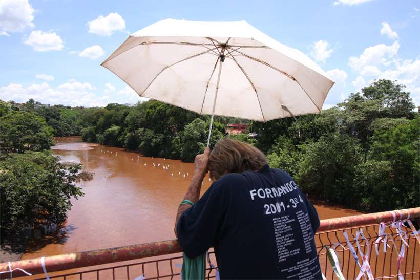 Rio Paraopeba visto de ponte em Brumadinho durante solenidade de um ms do rompimento da barragem: turbidez elevada denuncia estragos. Foto: Edsio Ferreira/EM/DA Press - 25/2/19