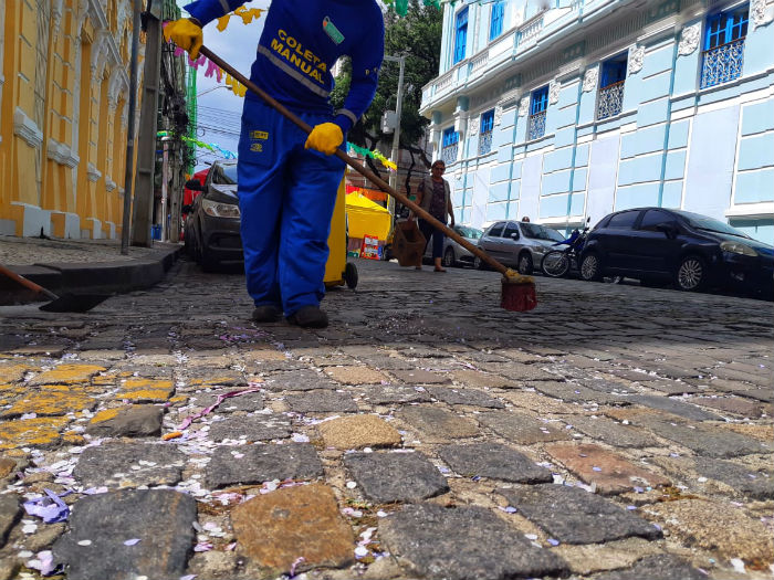 Na manh desta sexta-feira (1), equipes fizeram o trabalho de limpeza do Bairro do Recife. Foto: Gabriel Melo/Esp.DP.