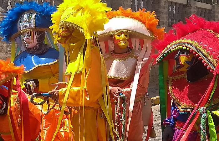 Com seus trajes multicoloridos, mascarados so uma das principais atraes do carnaval do interior do estado. FOTO: Kerles Vieira / Cortesia  (Com seus trajes multicoloridos, mascarados so uma das principais atraes do carnaval do interior do estado. FOTO: Kerles Vieira / Cortesia )
