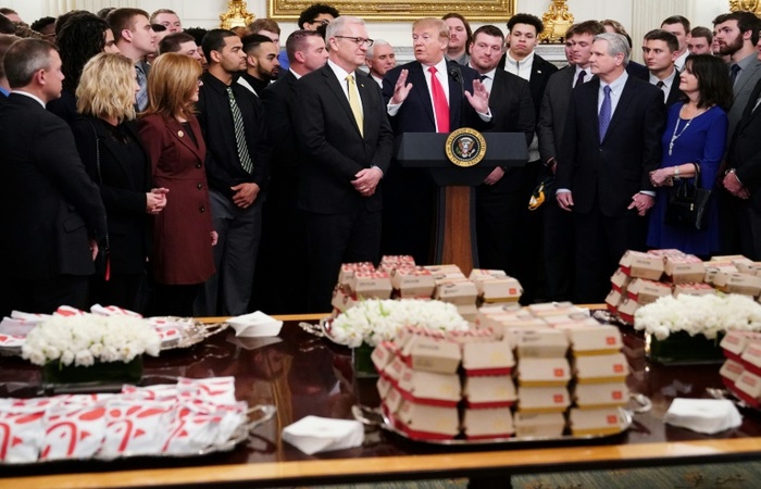 Donald Trump recebeu naltima segunda-feira a equipe de futebol americano North Dakota State Bison na Casa Branca com um menu de fast-food - AFP