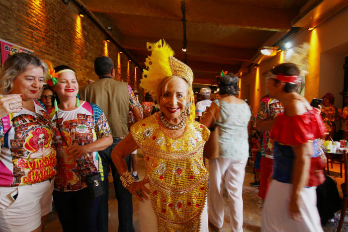 A carnavalesca La Lucas confere o evento aps ser homenageada pelo Galo da Madrugada. Foto: Peu Ricardo.