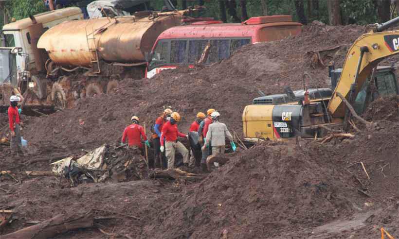 Trabalho dos bombeiros na rea da mineradora: contabilidade de mortes chegou ontem s duas centenas, com 108 desaparecidos. Foto: Edsio ferreira/EM/DA Press - 7/2/19
