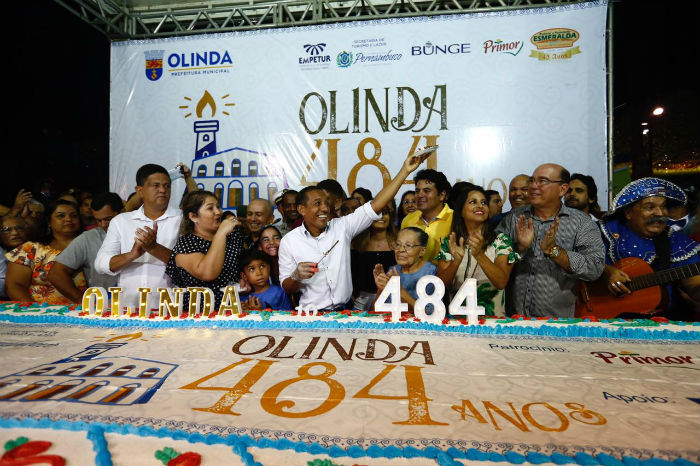 Bolo distribudo teve 484 quilos, idade comemorada pela cidade. Foto: Paulo Paiva/DP.