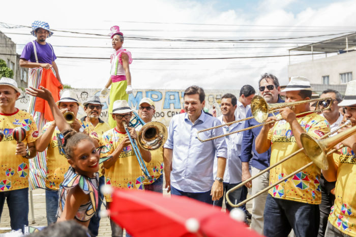 Prefeito Geraldo Julio participou das comemoraes no Compaz do Alto Santa Terezinha. Foto: Andra Rgo Barros/Divulgao. 