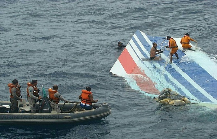 Um grupo de mergulhadores recupera parte do avio da Air France A330 acidentado no oceano Atlntico, em 1 de junho de 2009. FOTO: Marina brasilea/AFP/Arquivos / HO
 (Um grupo de mergulhadores recupera parte do avio da Air France A330 acidentado no oceano Atlntico, em 1 de junho de 2009. FOTO: Marina brasilea/AFP/Arquivos / HO
)