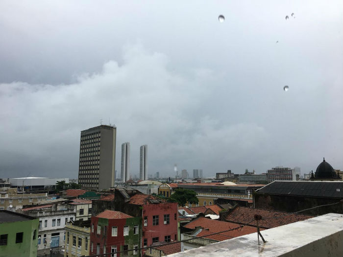 O Recife amanheceu com chuva e troves nesta segunda-feira. Foto: Anamaria Nascimento/DP.