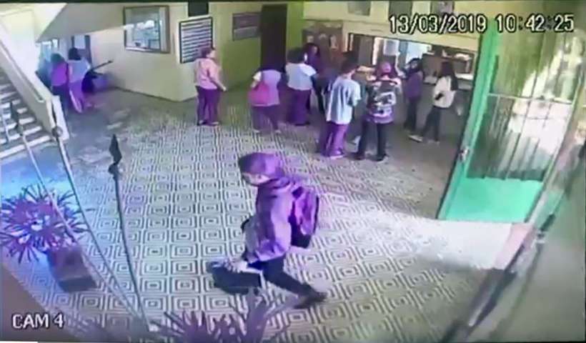 Momento exato em que um dos assassinos da escola de Suzano (SP) entra na escola antes de comear a atirar nas pessoas. Foto: Cmera de segurana
