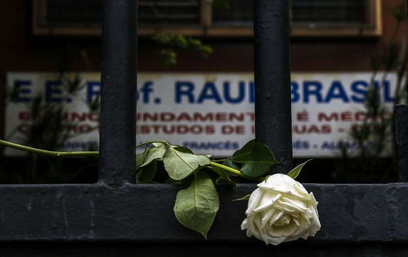 Todos os alunos receberam uma rosa branca com um mensagem de apoio. Foto: Miguel Schincariol/AFP