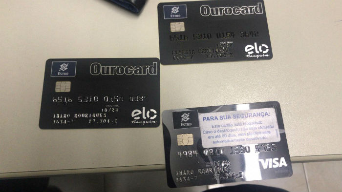 Cartes eram entregues pelas vtimas a motoqueiro que integra a quadrilha. Foto: Polcia Civil de Pernambuco/Divulgao.