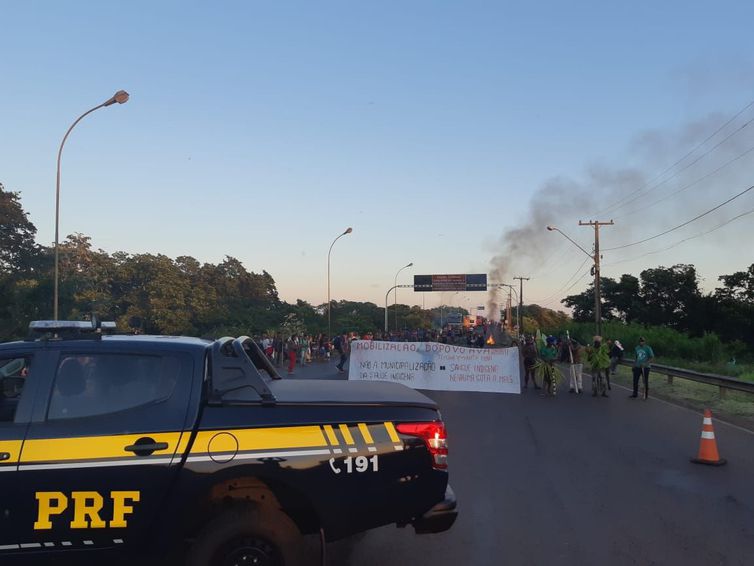 ndios fazem manifestao na rodovia BR 163, em Guara, no Paran. Eles protestam contra municipalizao dos servios de sade indgena. Foto: Divulgao/PRF