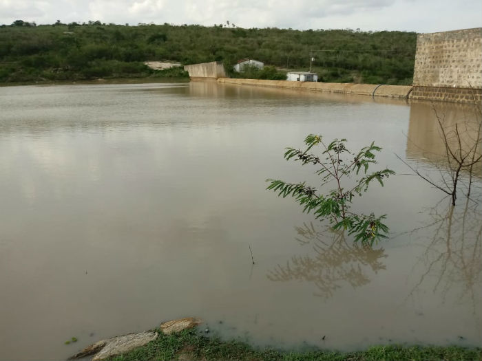 A Barragem de Santa Rita estava seca e, agora, acumula 80% de sua capacidade total. Foto: Compesa/Divulgao.