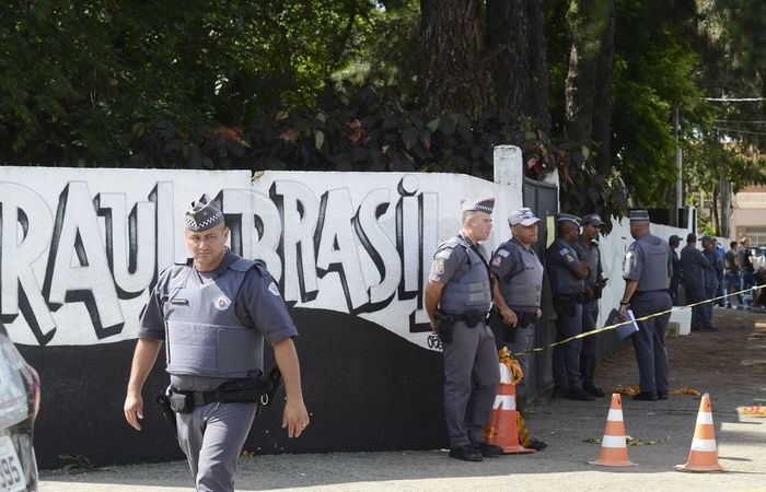 Vizinho de um dos autores do massacre era um dos alvos da dupla, que foi  casa dele na manh do crime. Ele, porm, no atendeu a porta porque preferiu continuar dormindo. Foto: Rovena Rosa/Agncia Brasil
