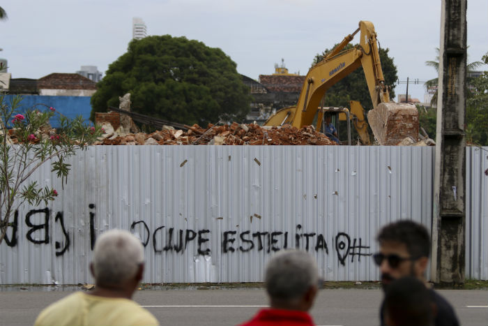 ltima parede foi ao cho ontem  tarde, sob protesto de movimentos sociais. Foto: Anderson Freire/Esp. DP.