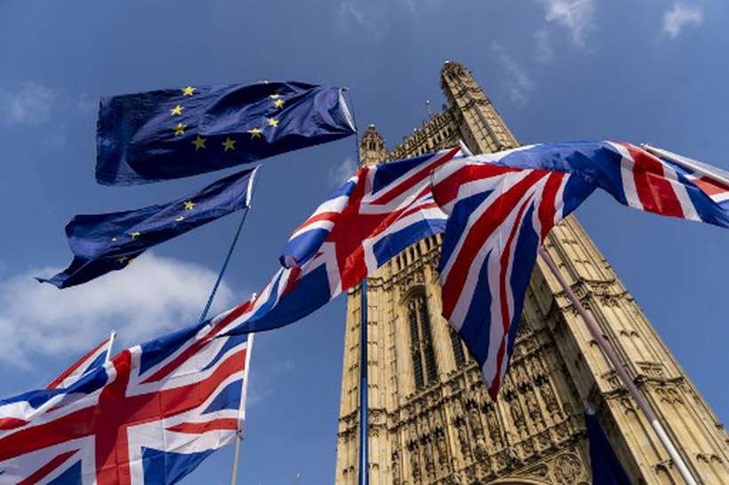Bandeiras do Reino Unido e da União Européia tremulam diante das Casas do Parlamento em Westminste, em Londres. Foto: Niklas Halle'n/AFP