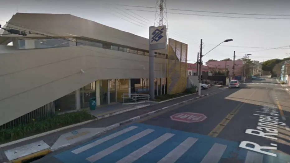 AgÃªncias do Banco do Brasil e Santander foram atacadas na madrugada desta quinta-feira, 4, em Guararema (SP). Foto: ReproduÃ§Ã£o Google Street View