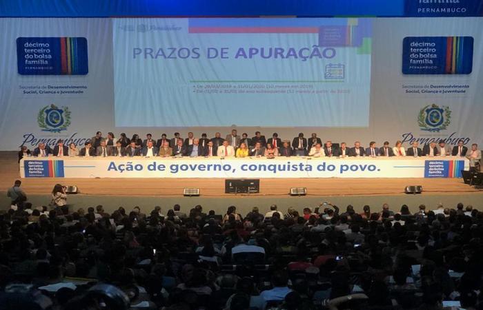 Cerimônia de lançamento do 13º do Bolsa FamÃlia em Pernambuco ocorreu no Teatro Guararapes / Foto: José Matheus Santos/Esp.DP