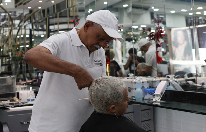 Negcios de esttica e beleza, como Edelson Cabeleireiro, so os carros-chefes. Foto: Mandy Oliver/Esp.DP foto
