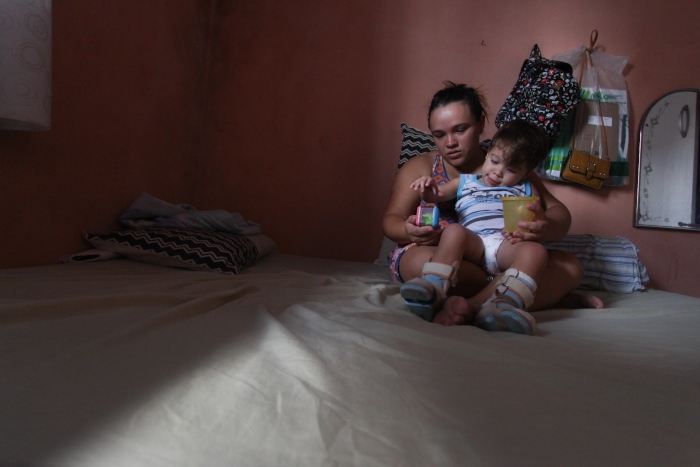 A dona de casa Suzana percebe, no dia a dia, os pequenos avanos do filho Wilian, 3 anos,  por conta do tratamento. Foto: Mandy Oliver/DP Foto