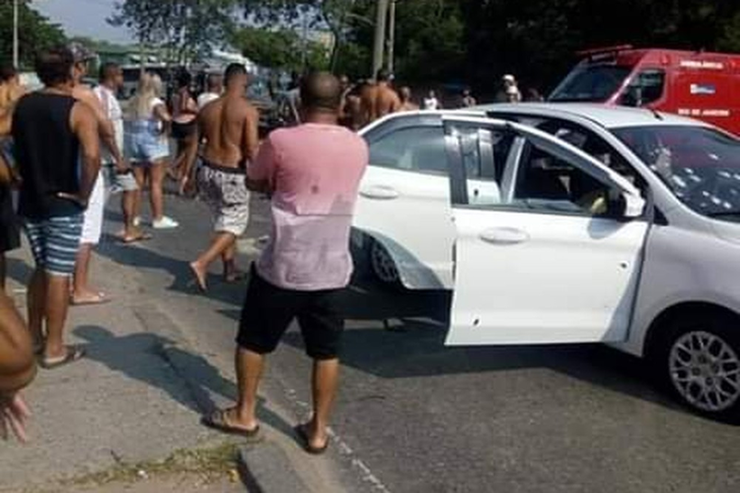 Testemunhas dizem que carro de uma famÃ­lia foi confundido com outro usado por traficantes e que o homem baleado Ã© inocente. Foto: ReproduÃ§Ã£o/Internet 