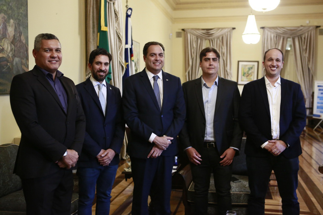  Roberto Abreu e Lima presidente da Ad Diper, Bruno Schwambach, secretario de desenvolvimento economico, Paulo camara, governador de Pernambuco, Daniel Costa, CEO da rede novo e Victor Bretas, diretor comercial da Rede Novo. Foto: Heudes Regis/SEI/Divulgacao