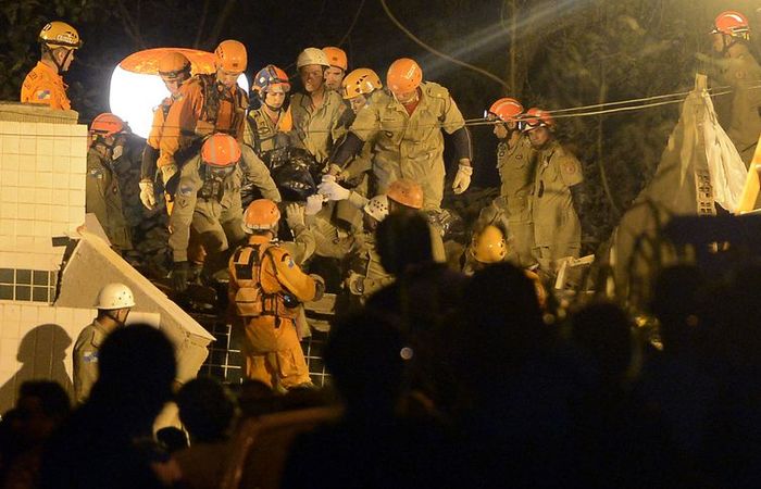 Equipes que atuam na busca e resgate de pessoas após o desabamento dos dois prédios na comunidade da Muzema. (Foto: Fernando Frazão/Agência Brasil) (Equipes que atuam na busca e resgate de pessoas após o desabamento dos dois prédios na comunidade da Muzema. (Foto: Fernando Frazão/Agência Brasil)) Equipes que atuam na busca e resgate de pessoas após o desabamento dos dois prédios na comunidade da Muzema. (Foto: Fernando Frazão/Agência Brasil) (Equipes que atuam na busca e resgate de pessoas após o desabamento dos dois prédios na comunidade da Muzema. (Foto: Fernando Frazão/Agência Brasil))