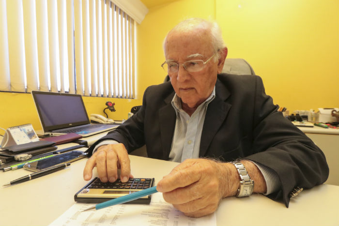 Ativo desde a adolescncia, Arnaldo mantm escritrio para complementar sua aposentadoria. Foto: Tarciso Augusto/Esp.DP.

