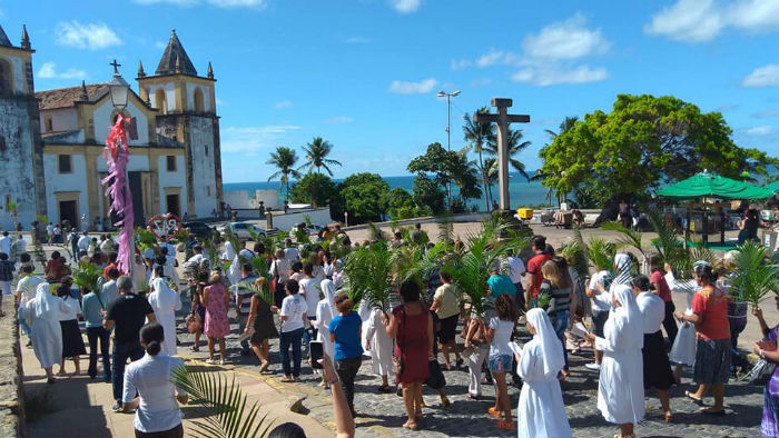 Fiis se dirigiram da Igreja da Misericrdia para a Catedral de Olinda, na S. Foto: Arquidiocese de Olinda e Recife / Divulgao