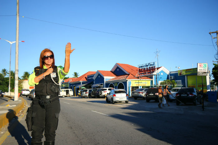 Agentes de Trnsito de Olinda orientam motoristas que passam pelo local. Foto: Prefeitura Municipal de Olinda