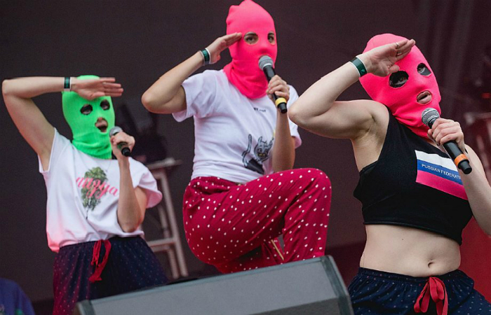 Popularidade do grupo veio pela essa coragem de usar a arte para lutar por direitos de mulheres e de LGBTs na Rssia. Foto: Rick Kern/WireImage