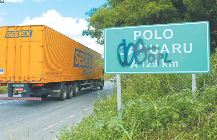 (Nas placas de sinalização da rodovia, as pichações podem atrapalhar motoristas que não conhecem a região (Foto: Leandro de Santana/Esp.DP)) (Nas placas de sinalização da rodovia, as pichações podem atrapalhar motoristas que não conhecem a região (Foto: Leandro de Santana/Esp.DP))