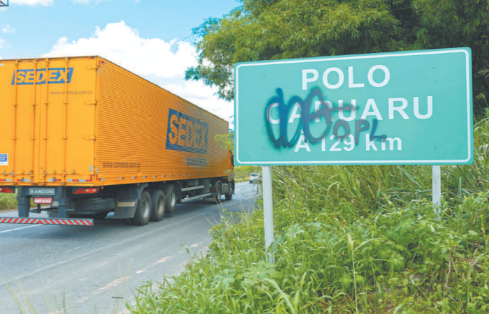  (Nas placas de sinalizao da rodovia, as pichaes podem atrapalhar motoristas que no conhecem a regio (Foto: Leandro de Santana/Esp.DP))