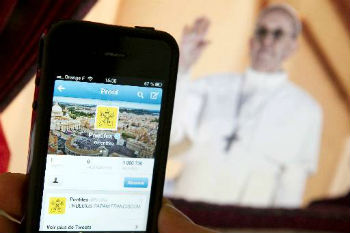 Twitter do papa Francisco tem verses em vrios idiomas. Foto: Lionel Bonaventure/AFP.