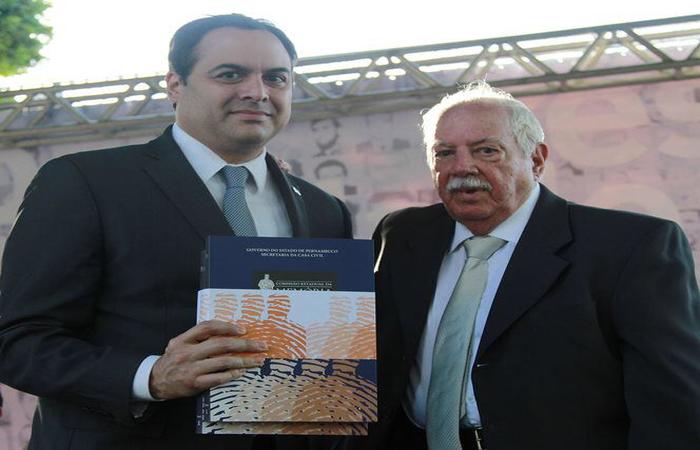 Fernando esteve com o governador Paulo Câmara para entregar relatório da Comissão da Verdade em 2017 (Foto: Reprodução / Governo de PE) (Fernando esteve com o governador Paulo Câmara para entregar relatório da Comissão da Verdade em 2017 (Foto: Reprodução / Governo de PE)) Fernando esteve com o governador Paulo Câmara para entregar relatório da Comissão da Verdade em 2017 (Foto: Reprodução / Governo de PE) (Fernando esteve com o governador Paulo Câmara para entregar relatório da Comissão da Verdade em 2017 (Foto: Reprodução / Governo de PE))