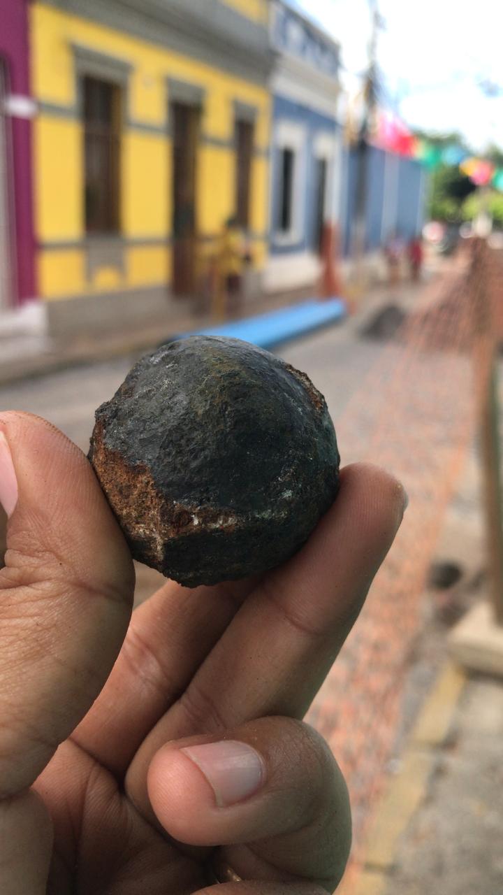Os arquelogos encontraram, dentre outros materiais, um possvel projtil de bala de canho (com 140 gramas) Crdito Gleyce Lopes