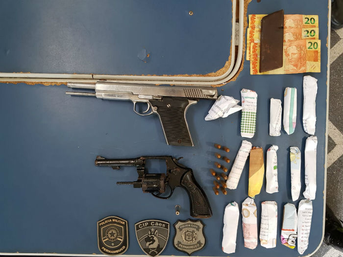 Armas e dinheiro foram apreendidos com o suspeito. Foto: Polcia Civil de Pernambuco/Divulgao.