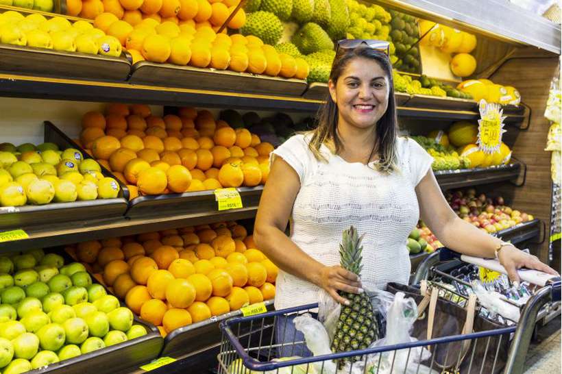 Simone Melo  dona de buf e diz que est difcil balancear os preos que encontra nas prateleiras com o servio que oferece. Foto: Vinicius Cardoso Vieira/CB/D.A Press