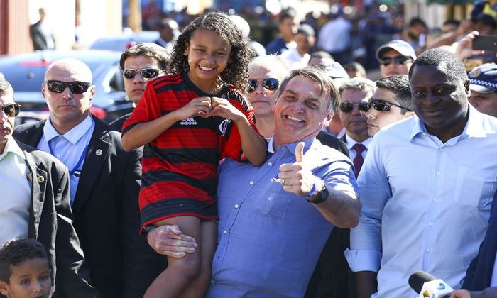 Resultado de imagem para Bolsonaro visita menina na Estrutural para desfazer mal-entendido