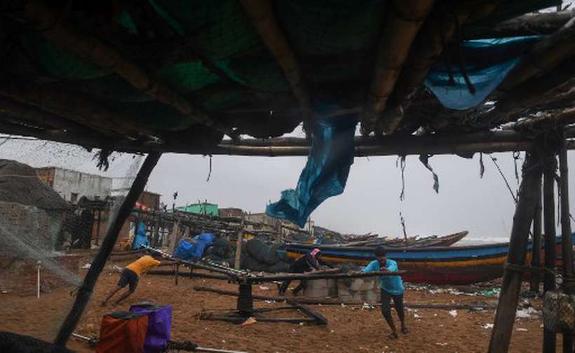 Pescadores indianos se preparam para a chegada do ciclone Fani em praia de Puri, no estado indiano de Odisha. Foto: Dibyangshu Sarkar/AFP
