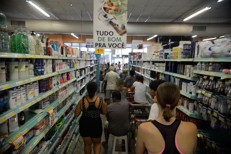 Queda da inflao foi puxada pelos preos no atacado e no varejo. Foto: Arquivo/Tnia Rgo/Agncia Brasil